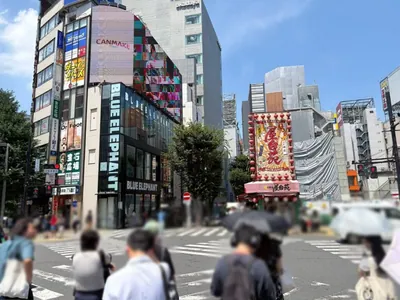 エンジェルルミエルへの道順 3／15：横断歩道を正面に渡り路地を進みます。