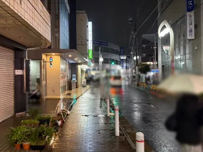 シャインへの道順 5／6：左手二つ目の路地を左折します。