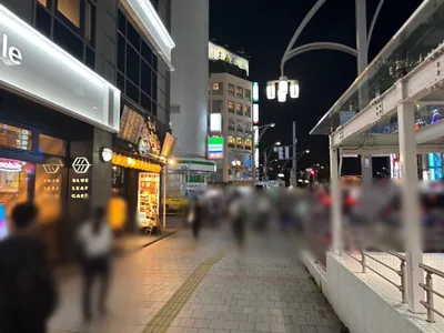 レイへの道順 4／9：二つ目の路地を左折して、仲町通りに入ります。