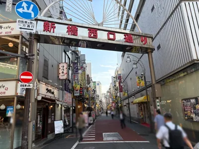 バーディーへの道順 3／5：一つ目の横断歩道を渡り、新橋西口通りを進みます。