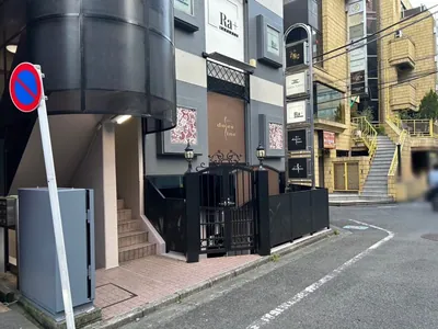 ドレスラインへの道順 9／9：左手の三つ目の路地の手前に立川ドレスラインが入る「STビル」があります。