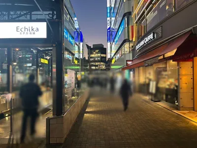雫 （シズク）への道順 2／4：駅を左手に直進します。