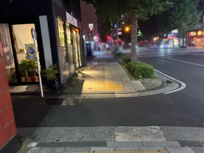 ステージへの道順 7／12：尾上町の交差点から一つ目の路地を越えて直進します。