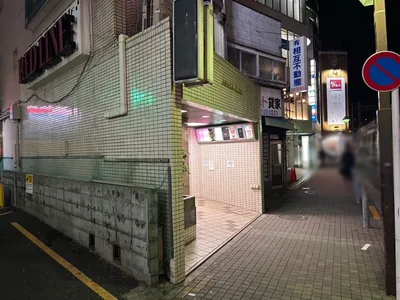 吉祥寺　A3 （ラグジュアリークラブエースリー）への道順 8／8：三つ目の路地を超えたすぐ左手に吉祥寺A3の入る「朝河ビル」があります。
