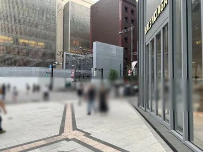 ブルークレールへの道順 2／6：駅を背にして目の前の交差点を右折します。
