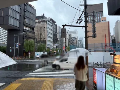 アベニューへの道順 4／9：二つ目の横断歩道を渡り右折します。