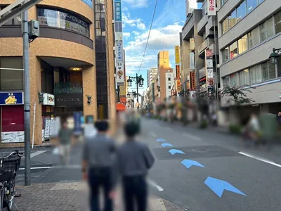 B4 （ビーフォー）への道順 8／9：左手の三つ目の路地を越えて直進を続けます。