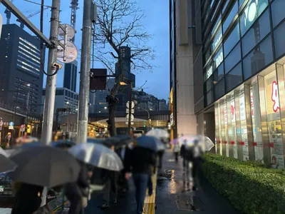 香山（カヤマ）への道順 2／10：駅を背に道路を左手に直進します。