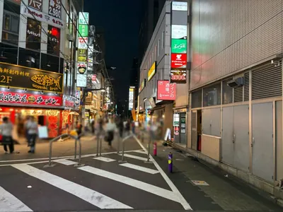 シエルへの道順 4／6：左手一つ目の路地を越えて直進。