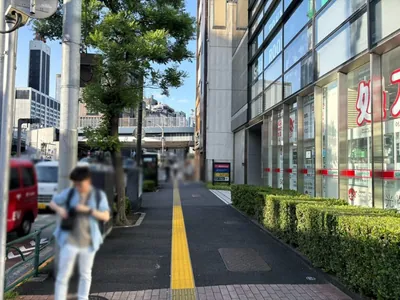 モネ （MoNe＋）への道順 2／7：道路を左手に直進します。