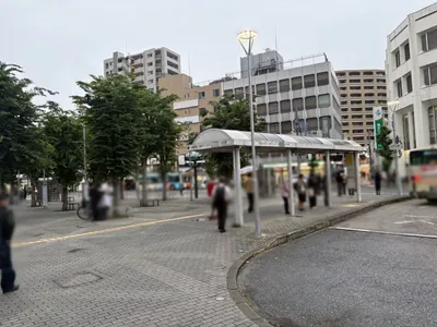 川越　イノセンスへの道順 3／7：ロータリーを右手に進みます。