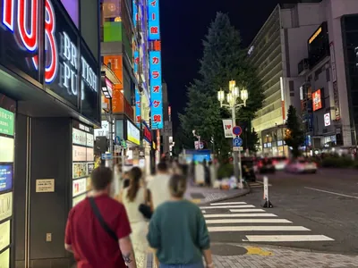 アークへの道順 7／12：二つ目の左手路地も越えて直進します。