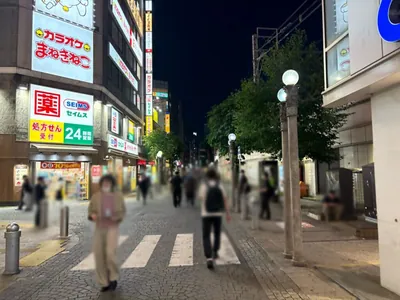 ザクラスへの道順 5／15：左手路地を越えて直進をします。