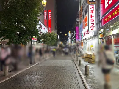 ザクラブへの道順 2／4：駅を背中にして左へ進みます。
