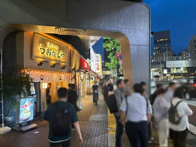 パラディへの道順 4／9：渡ったら道路を右手に直進します。