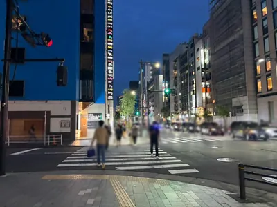 パラディへの道順 7／9：一つ目の十字路を越えて直進をします。
