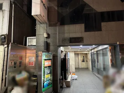 雅 （ミヤビ）への道順 8／8：十字路に出る手前の右手に錦糸町雅の入るビルがあります。