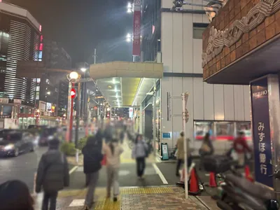 アイリスへの道順 5／8：一つ目の右手路地を越えて直進します。
