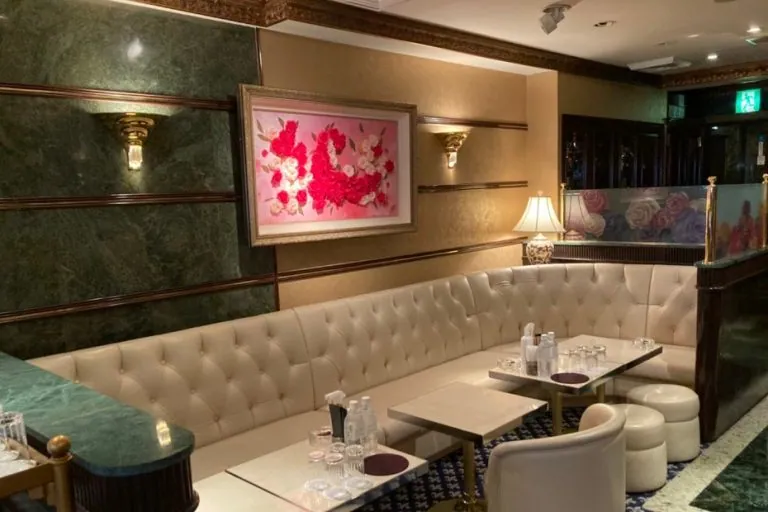 ロイヤルガーデンの店内