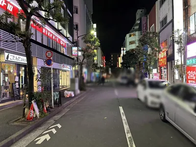 メゾンへの道順 8／9：Y字路を右に進みます。