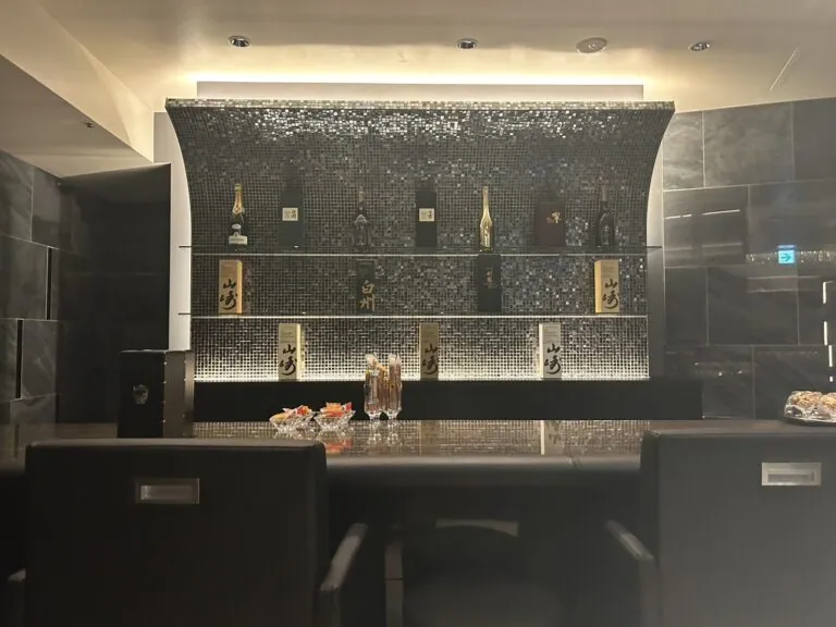 AO （アオ）の店内