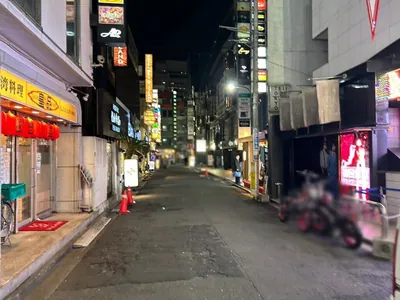 ピークへの道順 13／13：少し歩くと右手に歌舞伎町ピークの入る「第六本間ビル」があります。