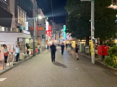 アジュールへの道順 2／6：駅を背にして目の前の道路を右折します。