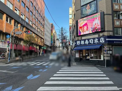 アジュール （紺碧）への道順 10／11：直進すると「新宿区役所通り(風林会館)」の交差点に出るのでそのまま直進します。