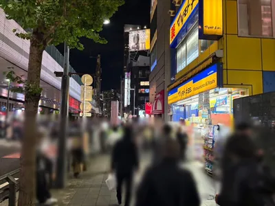 プロポーションへの道順 2／8：駅を背中にして右へ進みます。