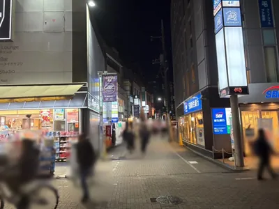 リドアイルへの道順 2／4：駅を背にして正面の路地を進みます。