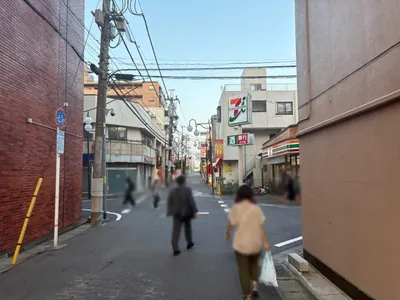 ブセナラウンジへの道順 4／8：一つ目の十字路を右折します。