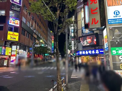 オーバーチュアへの道順 10／11：直進すると「新宿区役所通り(風林会館)」の交差点に出るので右折します。