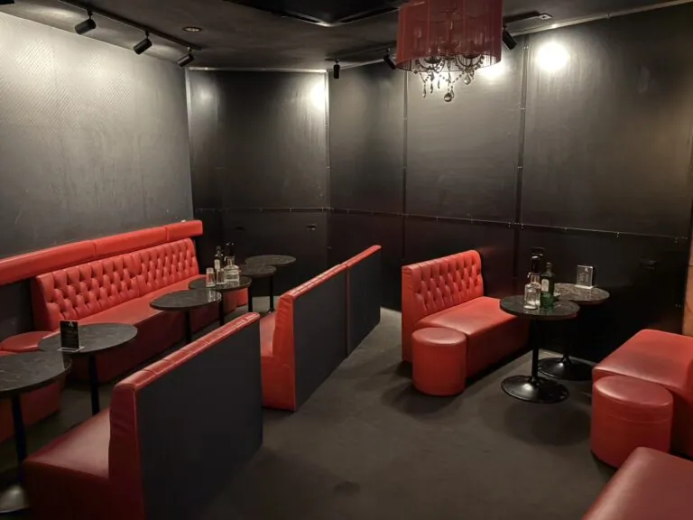 花 （ハナ）の店内