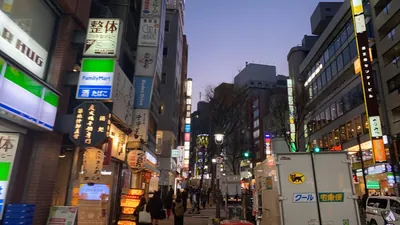 ロイヤルカフェへの道順 4／5：直進すると右手にファミリーマートが出てくるので更に直進します。