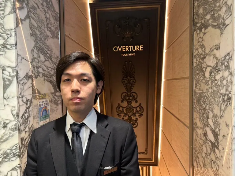オーバーチュアの店内