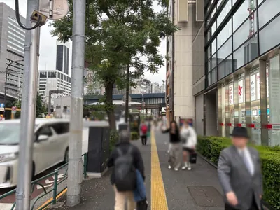 77 (セブンティセブン)への道順 2／8：道路を左手に直進します。