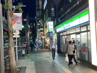 NRG （エヌアールジー）への道順 2／4：道路左手に直進します。