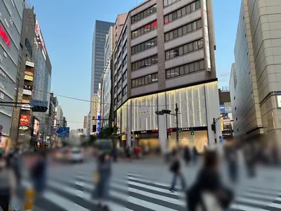 ザブラックへの道順 3／7：池袋駅東口北という交差点が出てきたら横断歩道を渡ります。