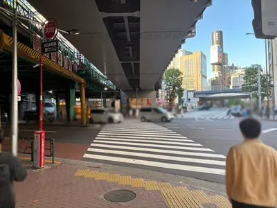 ピロポへの道順 3／11：一つ目の横断歩道を渡ります。
