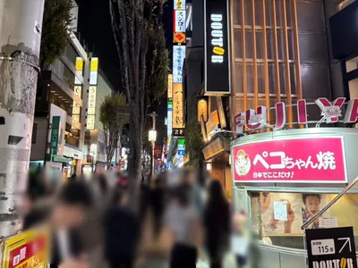 ロッタへの道順 2／8：駅を背中にして右へ歩きます。