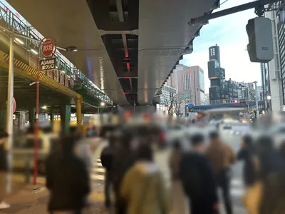 帝 （ミカド）への道順 3／9：一つ目の横断歩道を渡って直進をします。