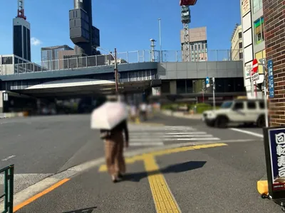ウルへの道順 3／13：一つ目の横断歩道を渡って直進します。