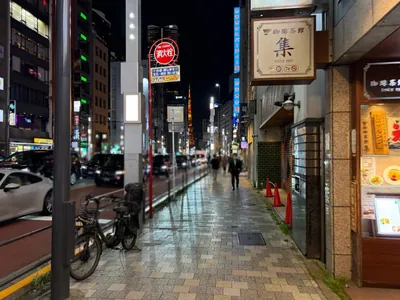 スワロウハウスへの道順 4／12：直進します。