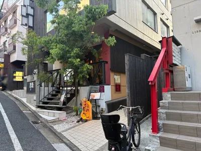 庭園への道順 12／12：少し進むと右手に神楽坂庭園の入る「神楽坂センタービル」があります。