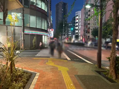 ハナビへの道順 3／8：一つ目の横断歩道を渡って直進します。