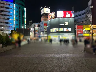 ノックスへの道順 2／8：駅を背中にして右へ歩きます。