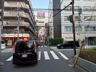 ドンピーへの道順 8／10：二つ目の十字路を横断歩道を渡って右折します。