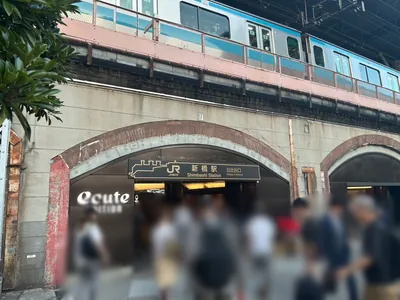 フローレンスクラブへの道順 1／6：「新橋駅」日比谷口を出ます。