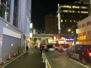 まほら (マホラ）への道順 2／11：駅を背中にして左へ進みます。
