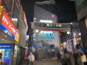 ハピィニスへの道順 4／6：直進をすると正面に階段が出てくるので階段を上ります。